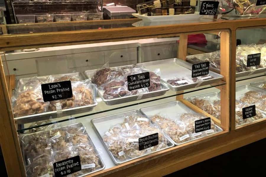 Nashville: Downtown Food, Drink and Sightseeing Walking Tour - Smoked pork and hot chicken: why the food stops feel like culture