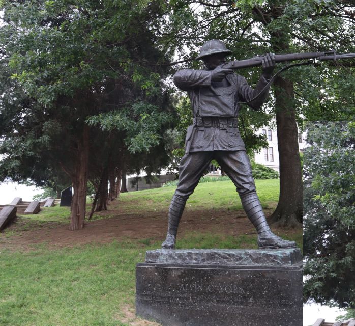 Nashville: Downtown Walking Tour - From War Memorial views to the Tennessee State Capitol