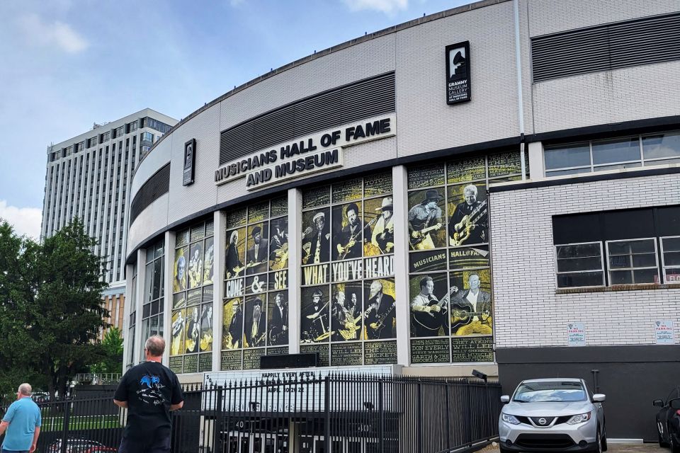 Nashville: Guided City Van Tour - The Tennessee State Capitol and a Photo Viewpoint
