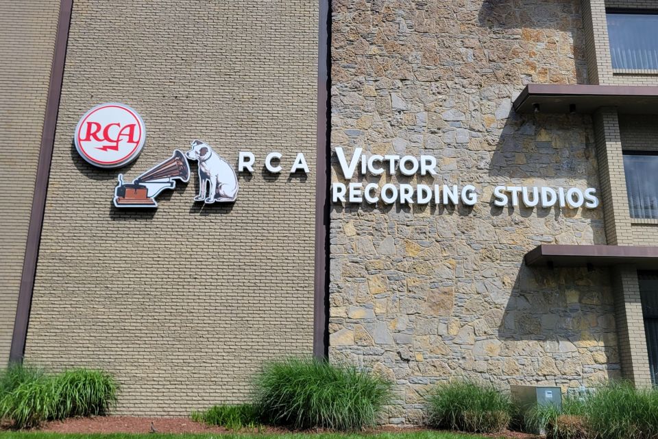 Nashville: Guided City Van Tour - The Tucked-Away Break Stop: Time to Stretch, Shop, and Taste
